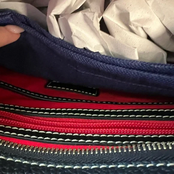 Brand new!! Dooney & Bourke small Lexington tote in black in bag w/ dust bag - Picture 11 of 11